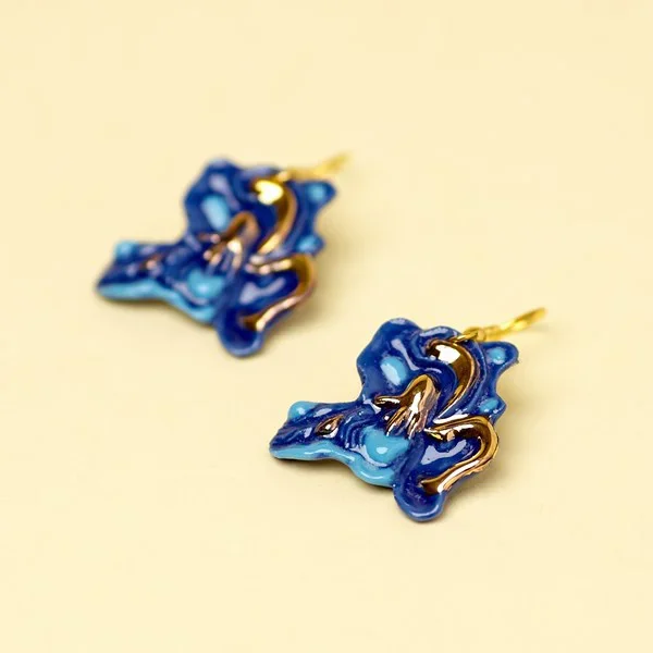 Porseleinen oorhangers met bladgoud, Van Gogh Irissen