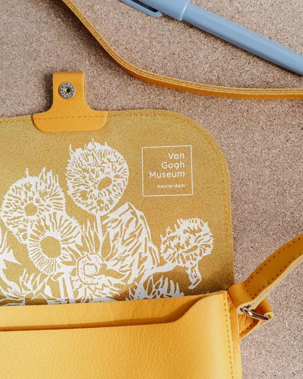 Crossbodytas geel leer Zonnebloemen – Keecie